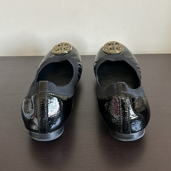 TORY BURCH Patent Caroline Ballet Flats Black Leather Gold Logo Sz 8 - Picture 2 of 9